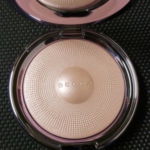 Becca Pearl Glow powder highlighter limited edition